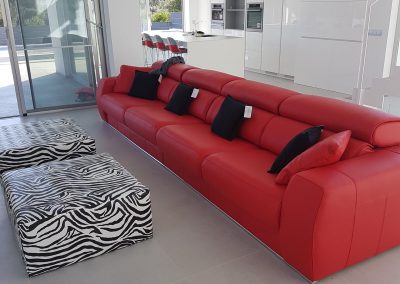 Salón con sofá rojo. Los mejores muebles para salón comedor en Mallorca